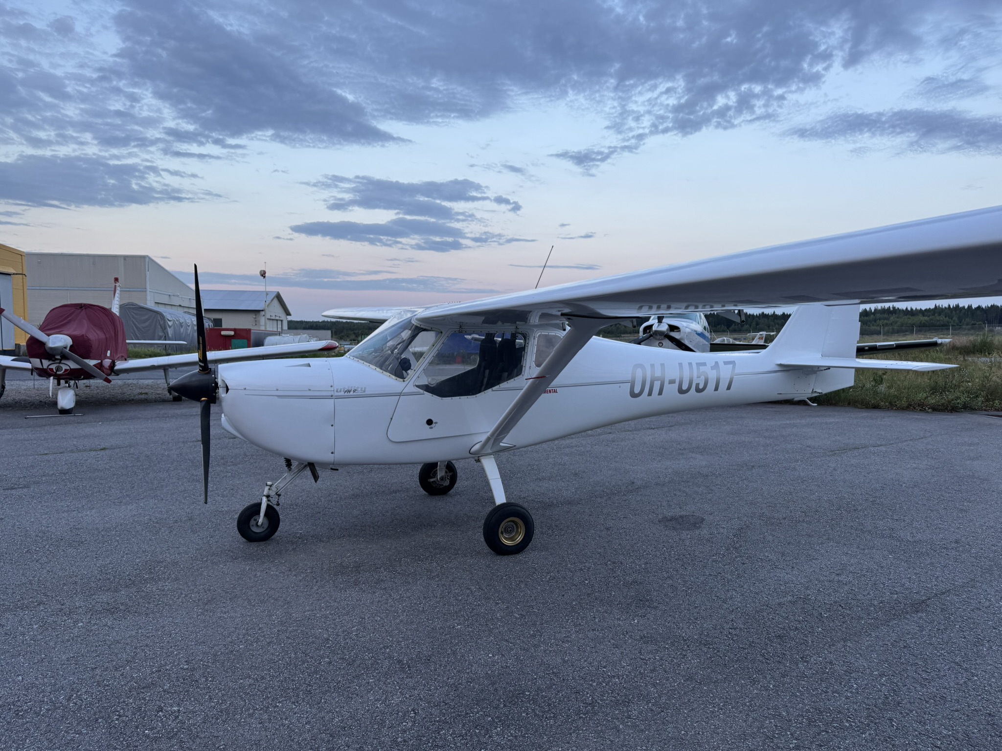 Kerhon FK-9 OH-U517 sivulta kuvattuna