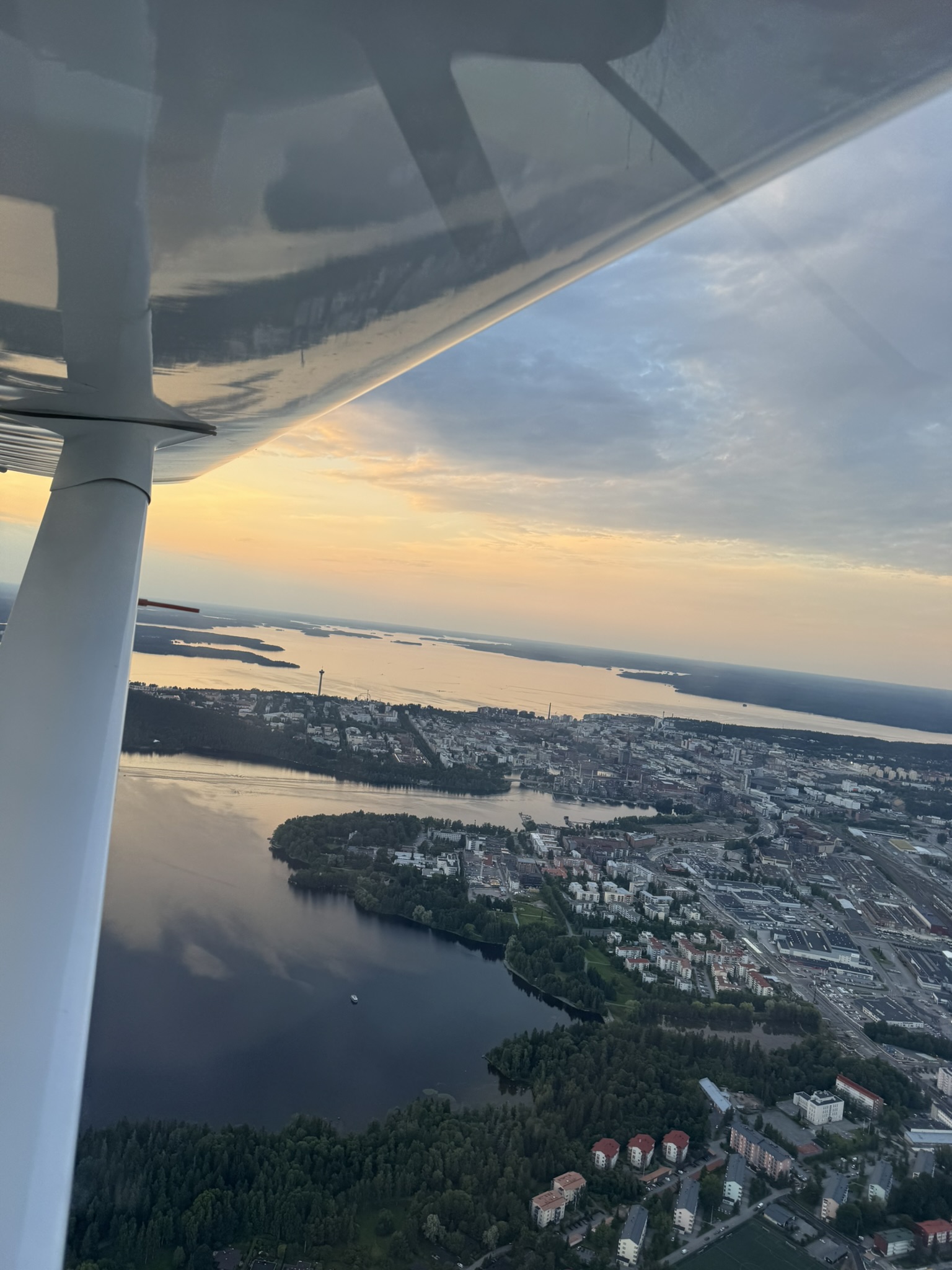 Tampere iltavalossa ilmasta kuvattuna